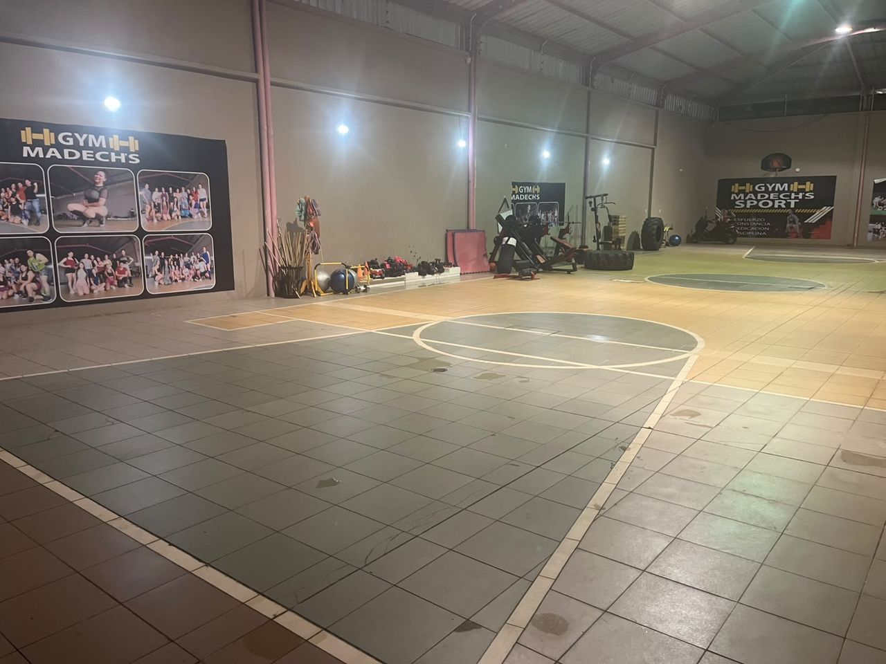 Nuestra cancha, techada y privada